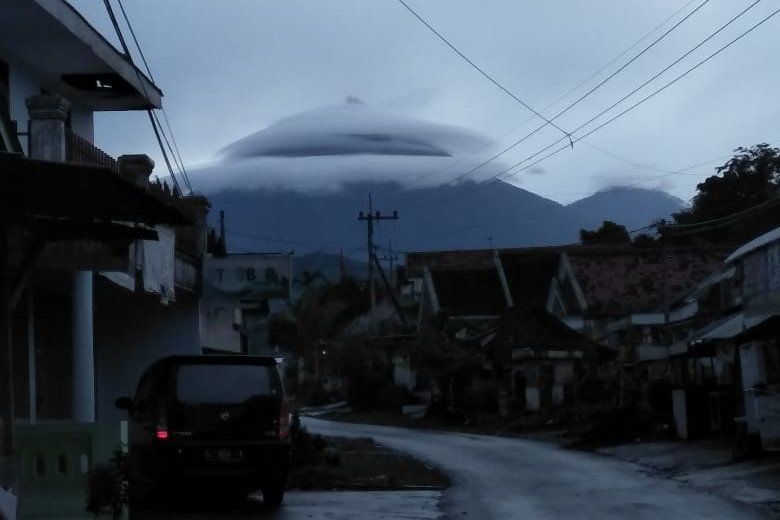 Gunung Semeru Tampak "Bertopi"