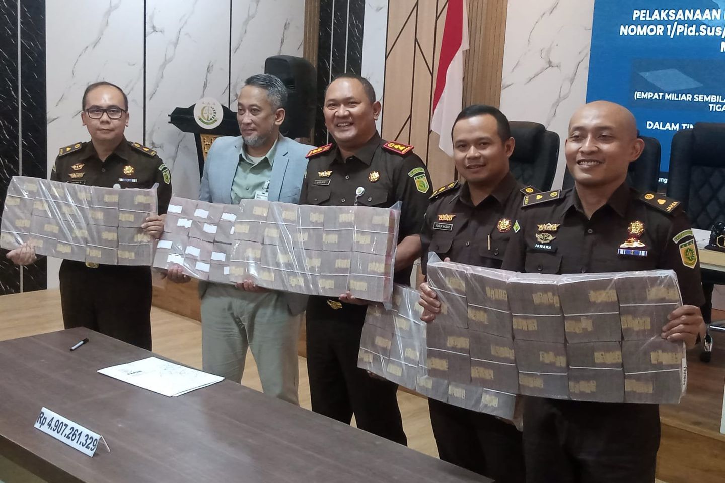 Kejari Tanjung Perak Setor Rp4,9 Miliar Hasil TPPU Judi Daring ke Kas Negara