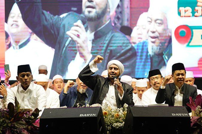 Puluhan Ribu Umat Islam Datang ke Kota Mojokerto Hadiri Sholawtan bersama Habib Syech