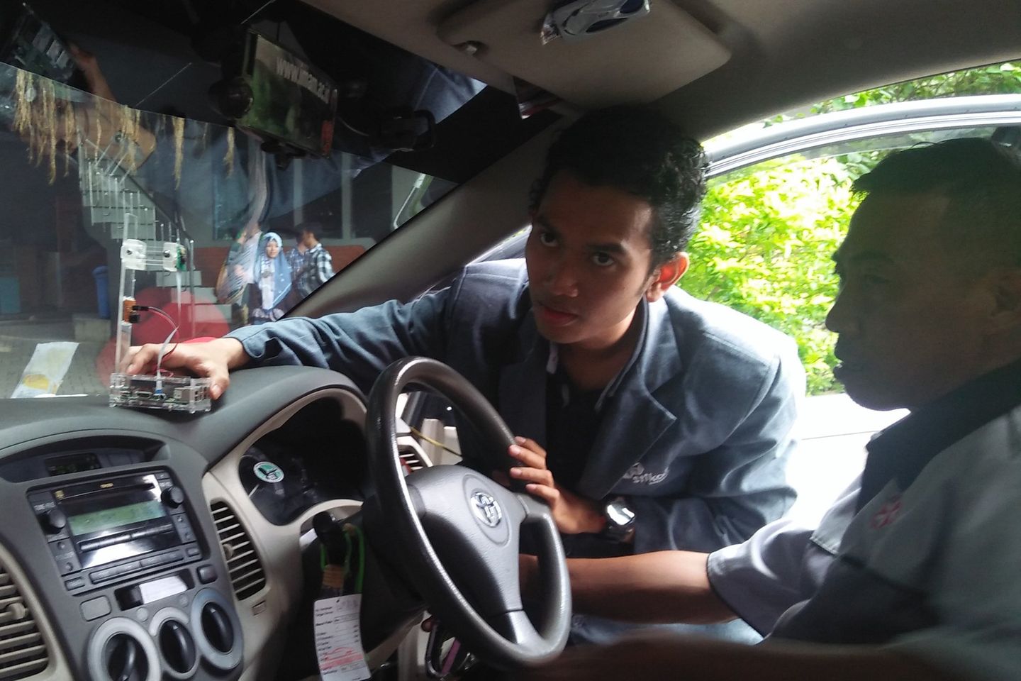 Mahasiswa Stikom Ciptakan Si Dekan, Detektor Kantuk Pengemudi Mobil