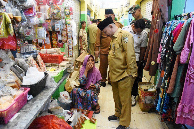 Bupati Situbondo Sidak Pasar Pastikan Harga Kebutuhan Pokok Stabil