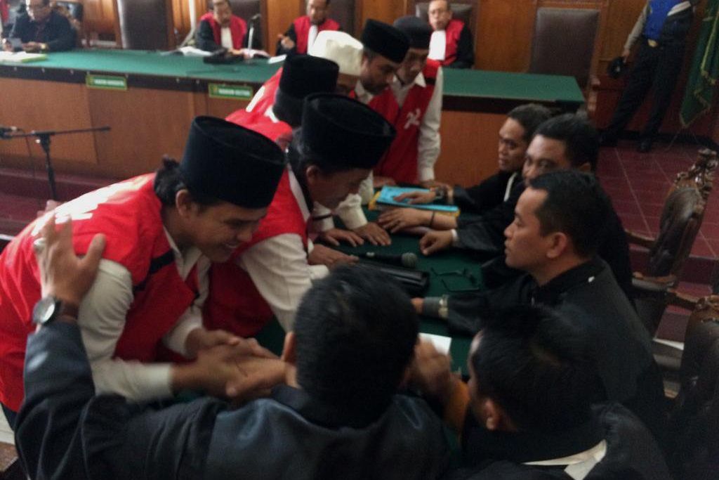 Tutupi Wajah, Enam Tersangka Pembakar Polsek Tambelangan Jalani Sidang Perdana