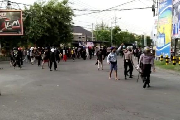 Anggota Dianiaya Sekelompok Pemuda, Ribuan Pesilat di Lamongan Luruk Jalan Veteran 