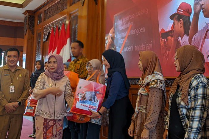 Jelang Masuk Sekolah, Pemkot Mojokerto Berikan Ribuan Perlengkapan Sekolah Gratis