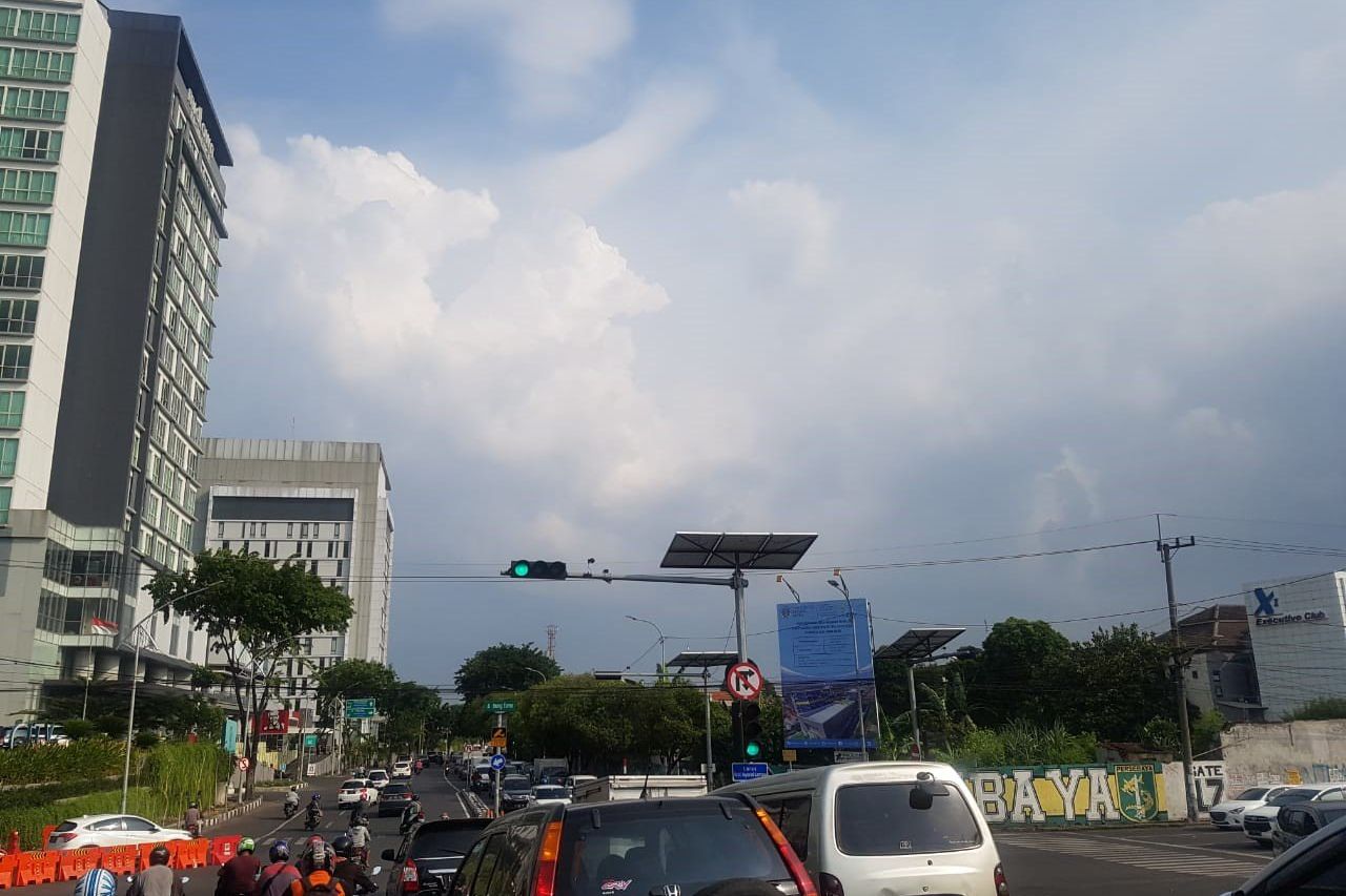 Pemkot Targetkan Seluruh <em>Traffic Light</em> Surabaya Gunakan <em>Solar Cell</em>