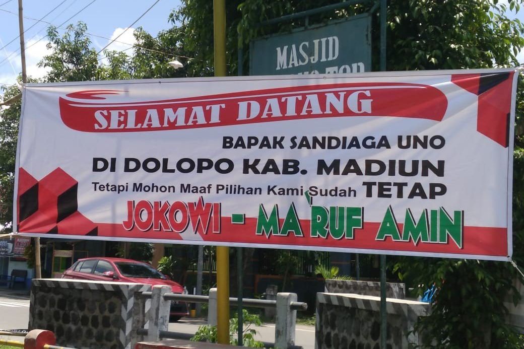 Ke Madiun, Sandiaga Disambut Spanduk Dukung Jokowi