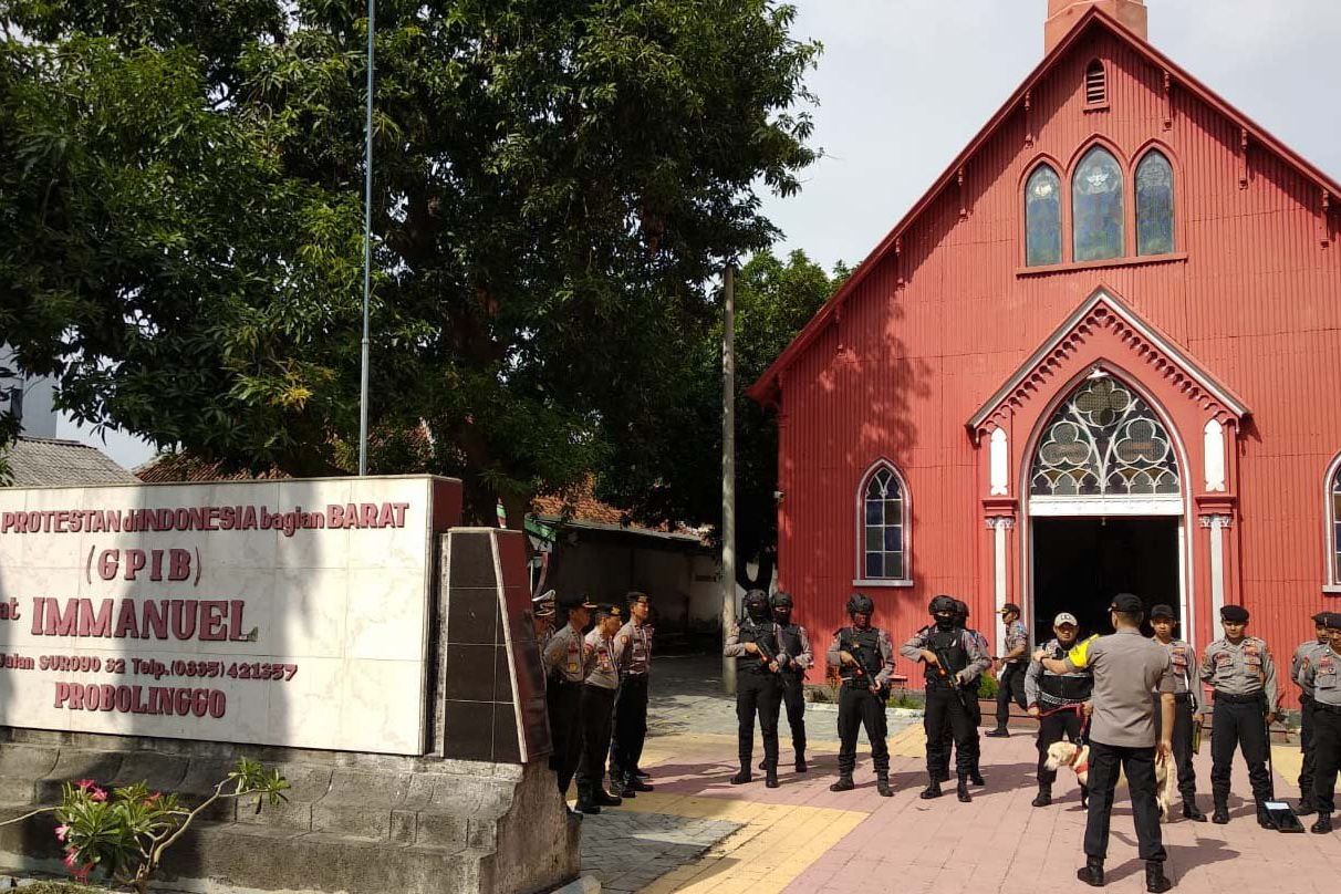 Polisi dan TNI Sterilisasi Gereja Merah Probolinggo