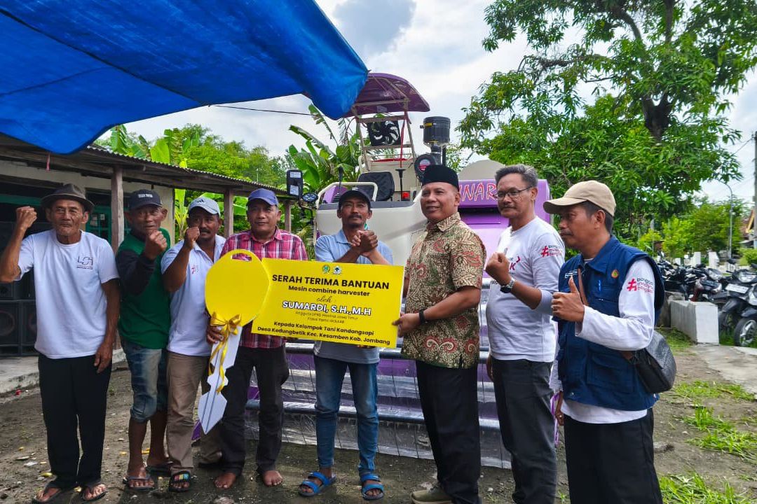 Tingkatkan Produktivitas Petani, DPRD Jatim Serahkan Bantuan Mesin Pemanen di Jombang