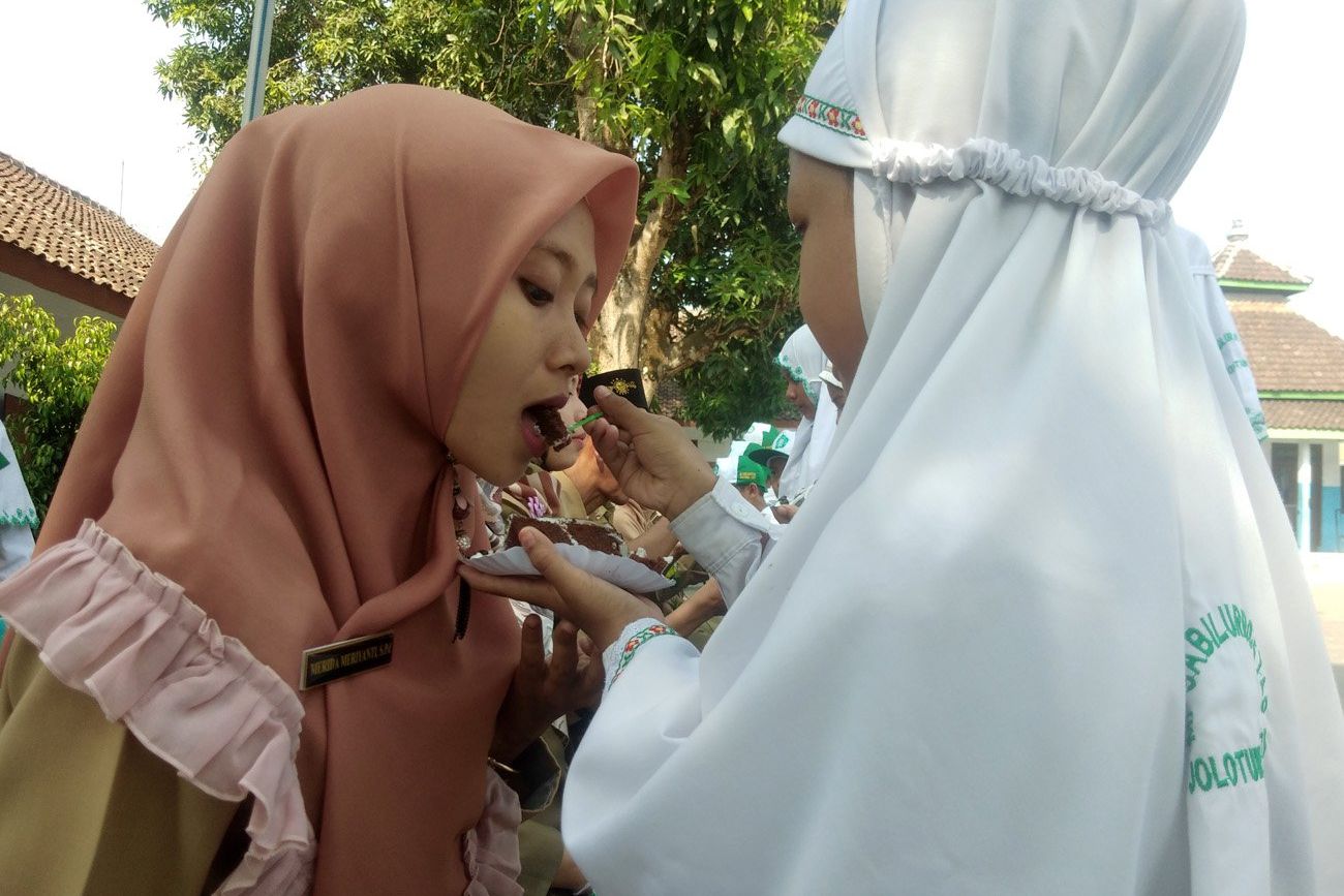Sebelas Guru MI Sabilulrosyad Menangis Disuap Kue Siswanya