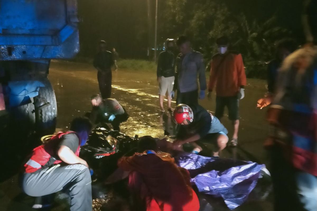 Hujan Lebat, Siswa SMA di Mojokerto Tewas Tabrak Truk Terparkir
 
