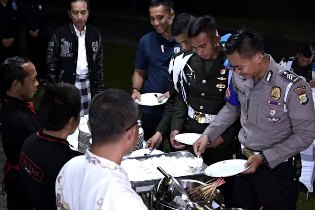 Malam Tahun Baru, Jokowi Menjamu Paspampres dan Pegawai Istana