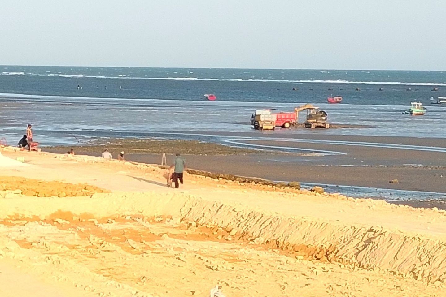 Aktivis Lingkungan Soroti Masalah Pengerukan Pasir di Pesisir Camplong Sampang