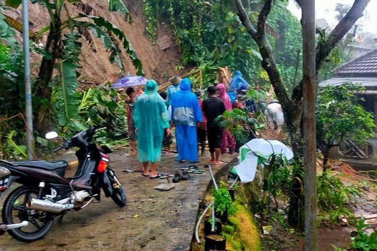 Tanah Longsor di Pacet Rusak Rumah Seorang Janda Tua