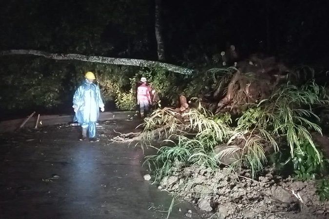 Akibat Longsor, Akses Penghubung Trawas-Pacet Sempat Ditutup