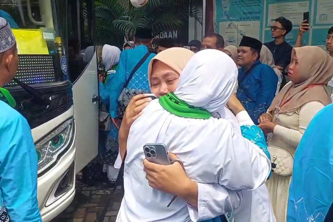 Tangis Haru Iringi Keberangkatan 312 Jemaah Calon Haji Kota Probolinggo