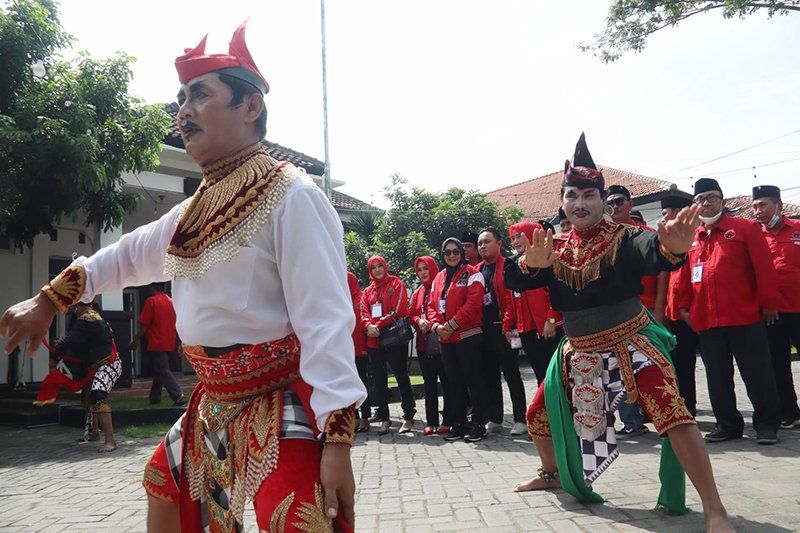 Diiringi Tari Remo, PDIP Jombang Daftarkan Bacaleg ke KPU