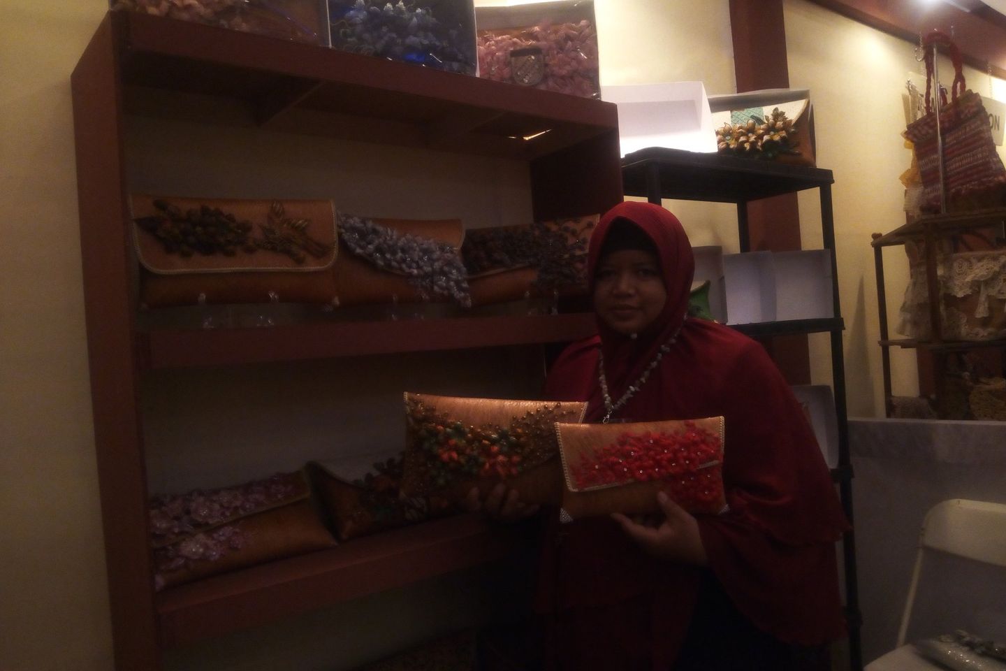 Clutch Bag Lucu nan Unik dari Kulit Kayu