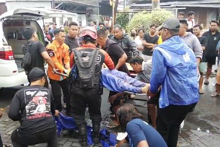 Tertimpa Balkon Ambruk di Surabaya, Pengendara Motor Alami Cedera Otak Berat