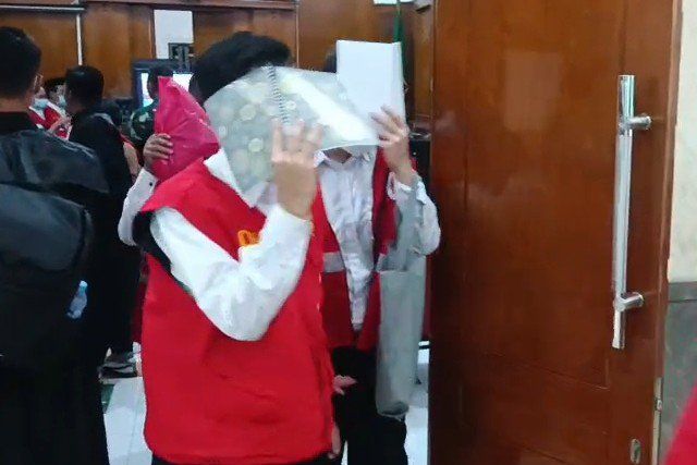 25 Terdakwa Kasus Pesta Seks Sesama Pria di Surabaya Dituntut 1 dan 1,5 Tahun