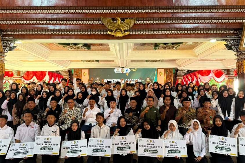 247 Lulusan Sekolah di Mojokerto Terima Ijazah yang Sempat Tertahan