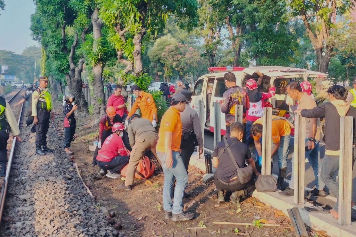 Pria 48 Tahun Asal Blitar Tewas Usai Tertabrak Kereta Api di Wonocolo Surabaya
