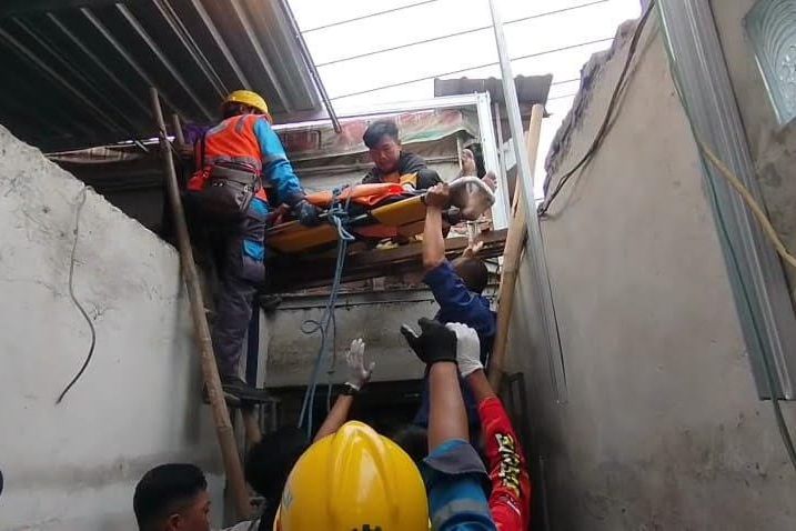 Pekerja Bangunan Tersengat Listrik Saat Pasang Atap Galvalum di Mojokerto, Evakuasi Dramatis