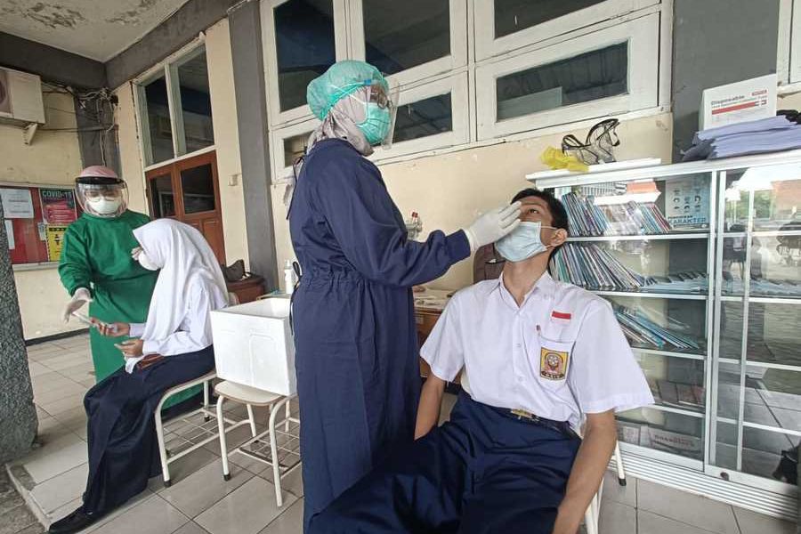 Sekolah Tatap Muka, Siswa dan Guru SMP di Surabaya Dites PCR Berkala