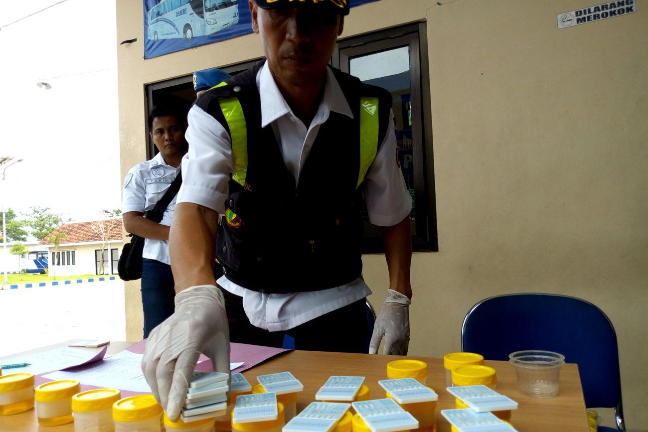 Sejumlah Pengemudi di Ponorogo Ikuti Tes Urine