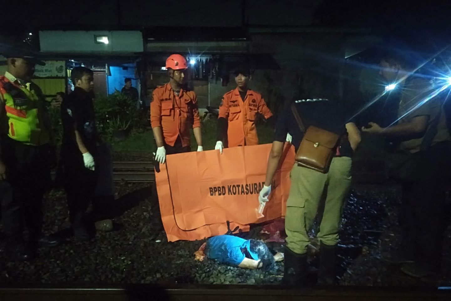 Diduga Berjalan Terlalu Dekat, Wanita Paruh Baya Tewas Tertabrak Kereta di Surabaya