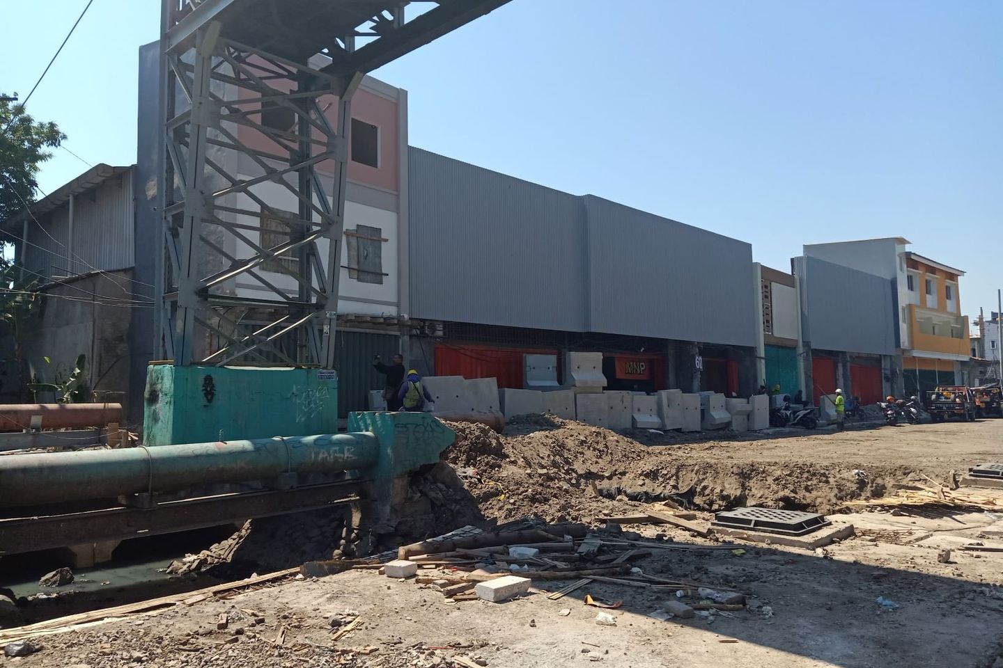 Pemkot dan Wara-Warni Saling Tunggu Pindahkan Tiang JPO Frontage Wonokromo