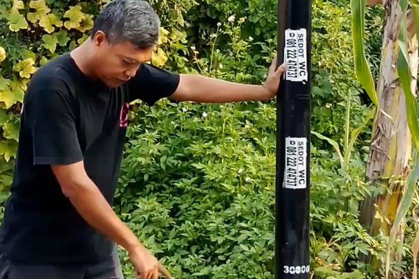 Tiang Jaringan Internet di Lahan Warga Kedundung Mojokerto Menuai Protes
