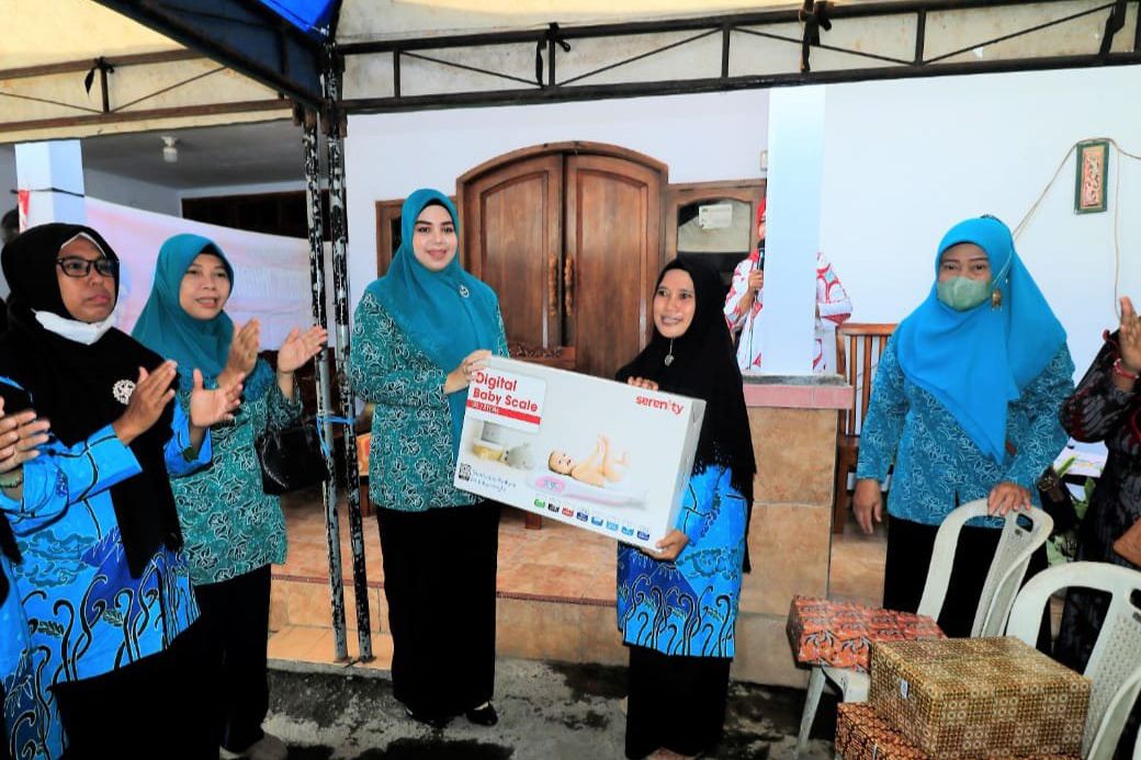 Sambangi Posyandu, Ketua TP PKK Kota Probolinggo Bagikan Ratusan Timbangan Bayi Digital
