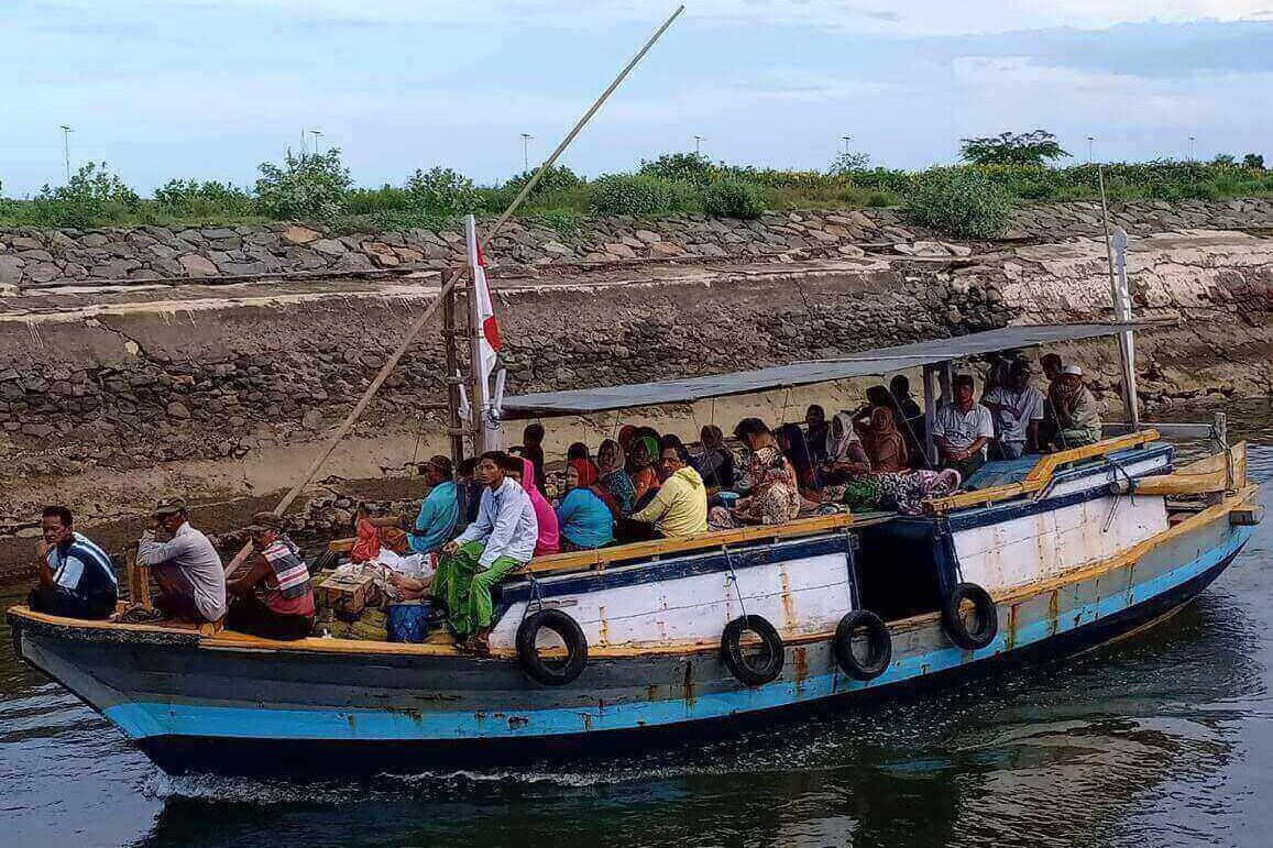 Transisi <em>Toron Petolekoran</em> Warga Gili Ketapang dari Ziarah Jadi Budaya Belanja