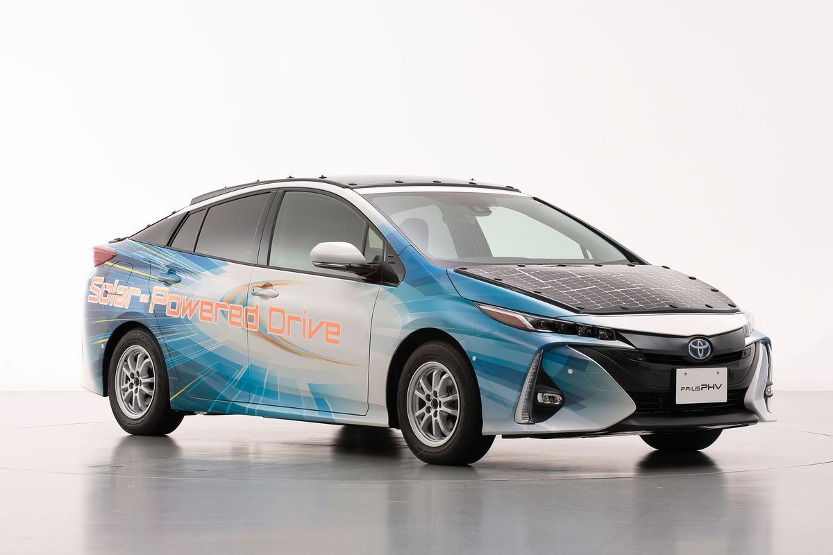 Toyota Ujicobakan Mobil Bertenaga Surya
