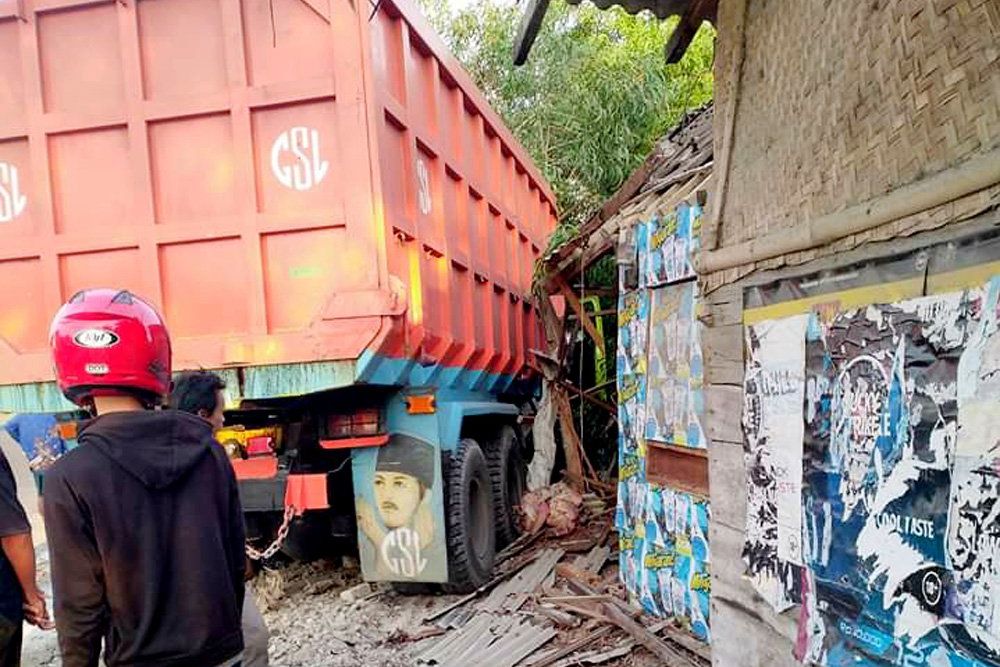 <em>Dump Truck</em> Seruduk Tiga Rumah, Dua Warga Gresik Meninggal