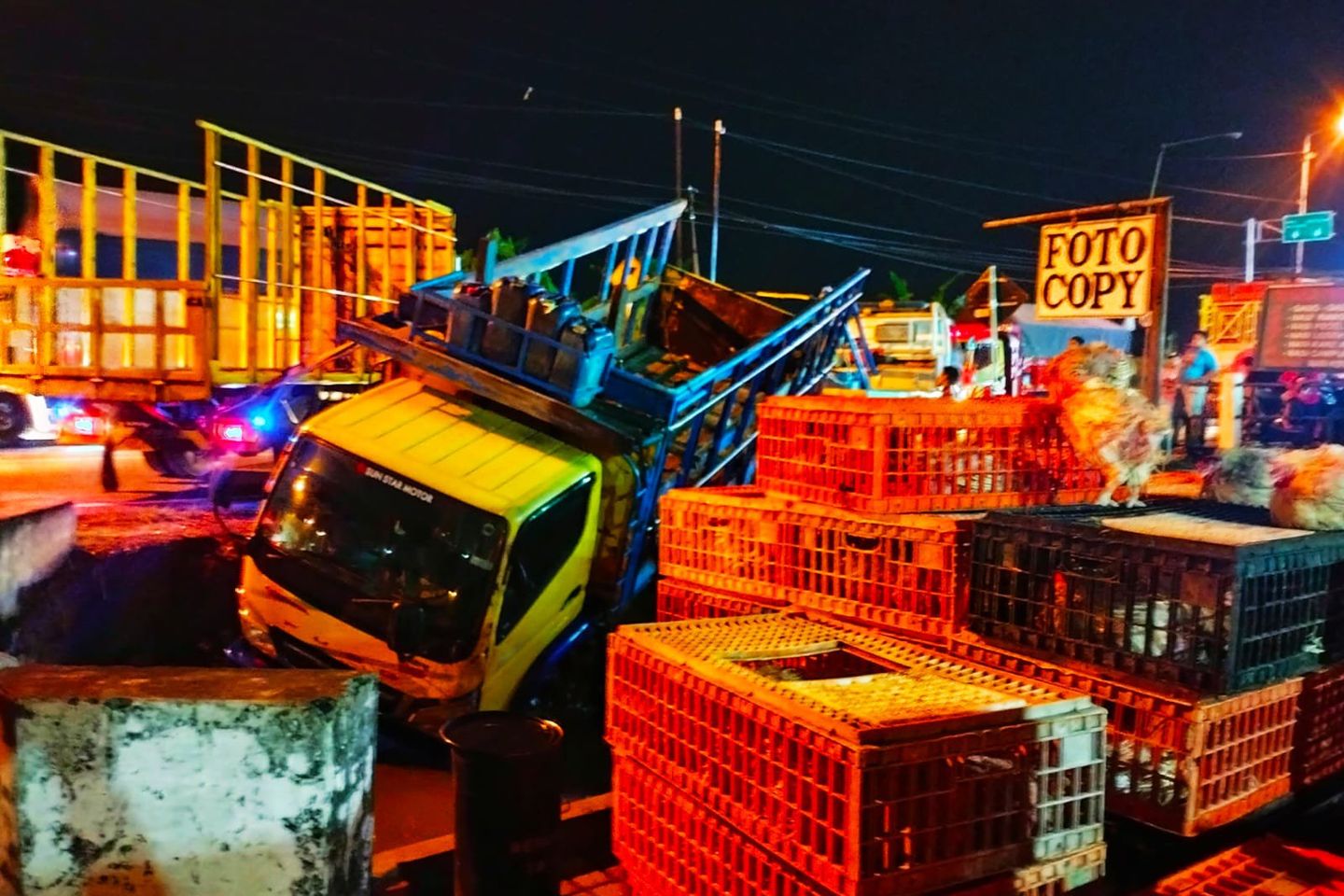 Lupa Rem Tangan, Truk Bermuatan Ayam di Mojokerto Masuk Saluran Air