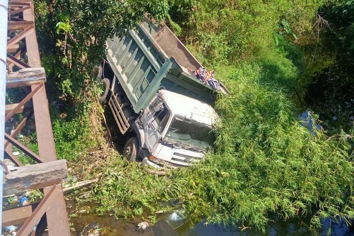 Dump Truk Terjun ke Sungai di Kawasan Jembatan Bendung Mojokerto