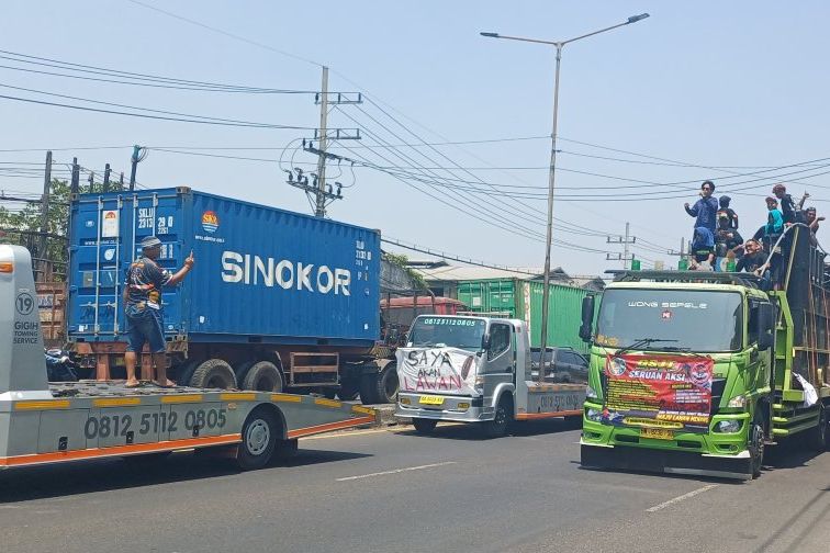 Protes Pembatasan Solar, Sopir dan Pengusaha Truk Towing Geruduk Dishub Jatim