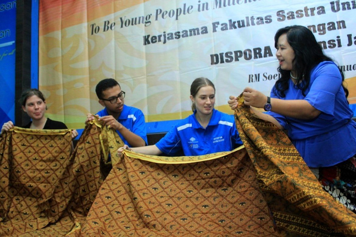 Mahasiswa Australia Belajar <em>Wiron</em> dan Aksara Jawa