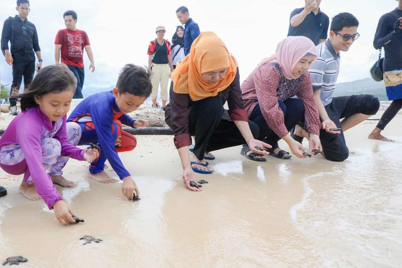 Khofifah Lepas Tukik Saat Berlibur Bersama Keluarga Besar di Pulau Tabuhan