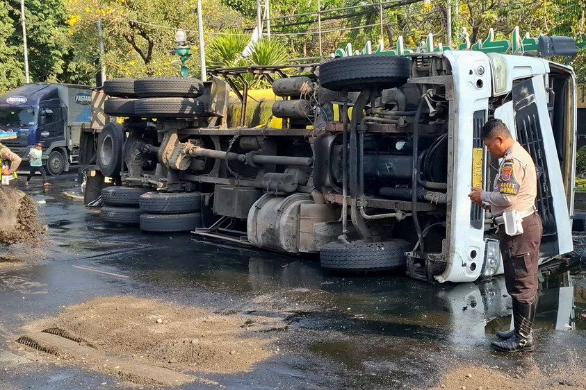 Jalan Licin akibat Tumpahan Cairan, Pemotor Berjatuhan di Gresik