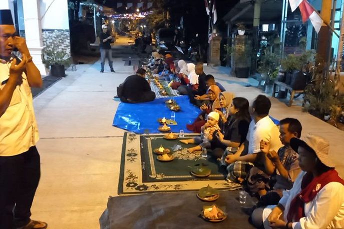 Peringati HUT RI ke-78, Warga Wunut Gelar 1000 Tumpeng Sepanjang 200 Meter