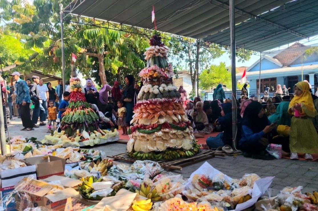 Udik-Udikan Puluhan Juta Bikin Warga Prupuh Berebut Gunungan Sedekah Bumi