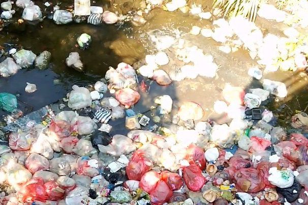 Sampah Penuhi Kali Bendung Mojokerto, Warga Keluhkan Bau Busuk