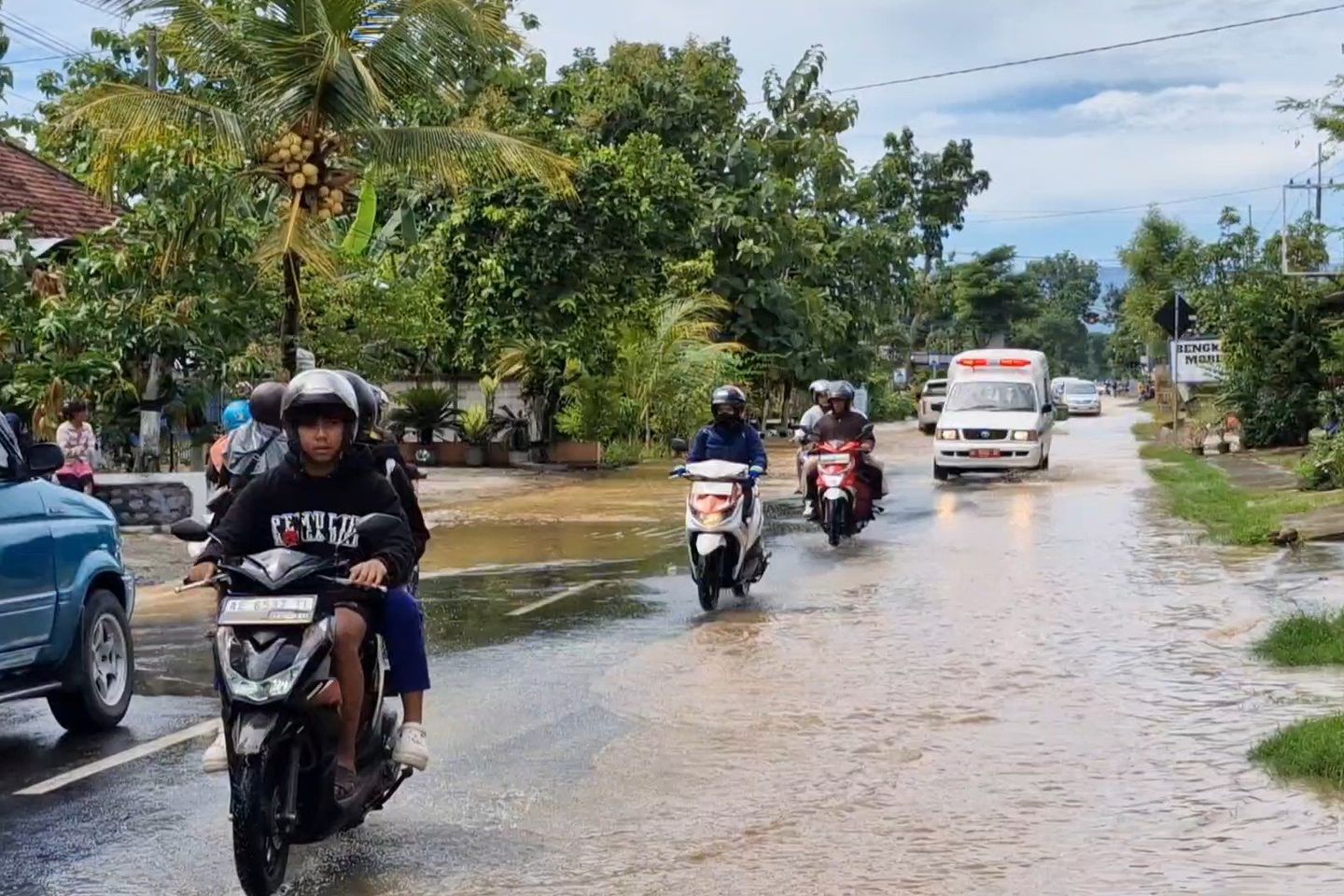 Jalur Utama Ponorogo - Pacitan Tergenang Banjir
