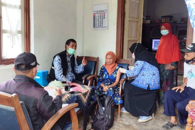 Percepat Vaksinasi, Satgas Covid-19 Situbondo Datangi Rumah Warga