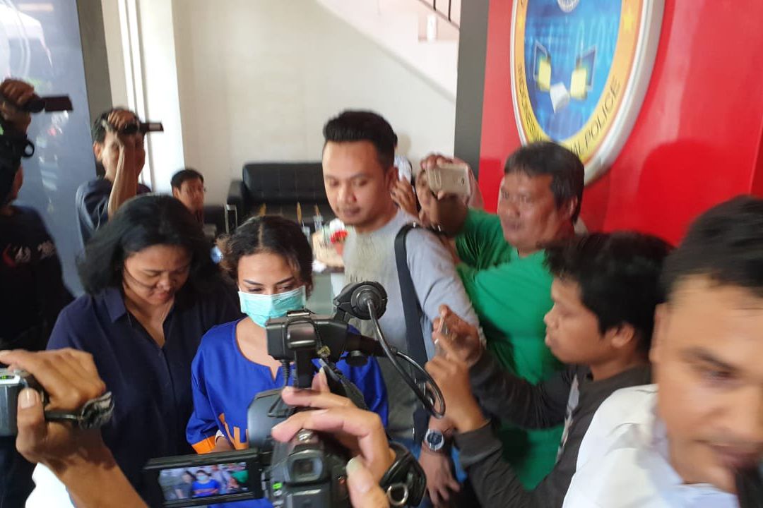 Vanessa Diperiksa Kenakan Baju Tahanan Polda