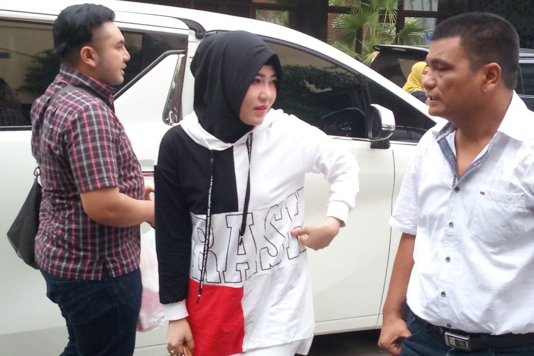 Berkerudung Hitam, Via Vallen Datangi Polda Jatim