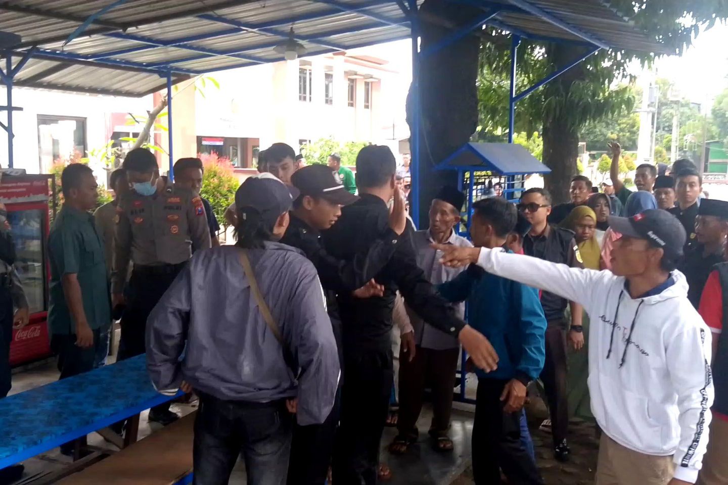 Sidang Vonis Pembunuhan di PN Kraksaan Ricuh, Keluarga Terdakwa dan Korban Nyaris Bentrok