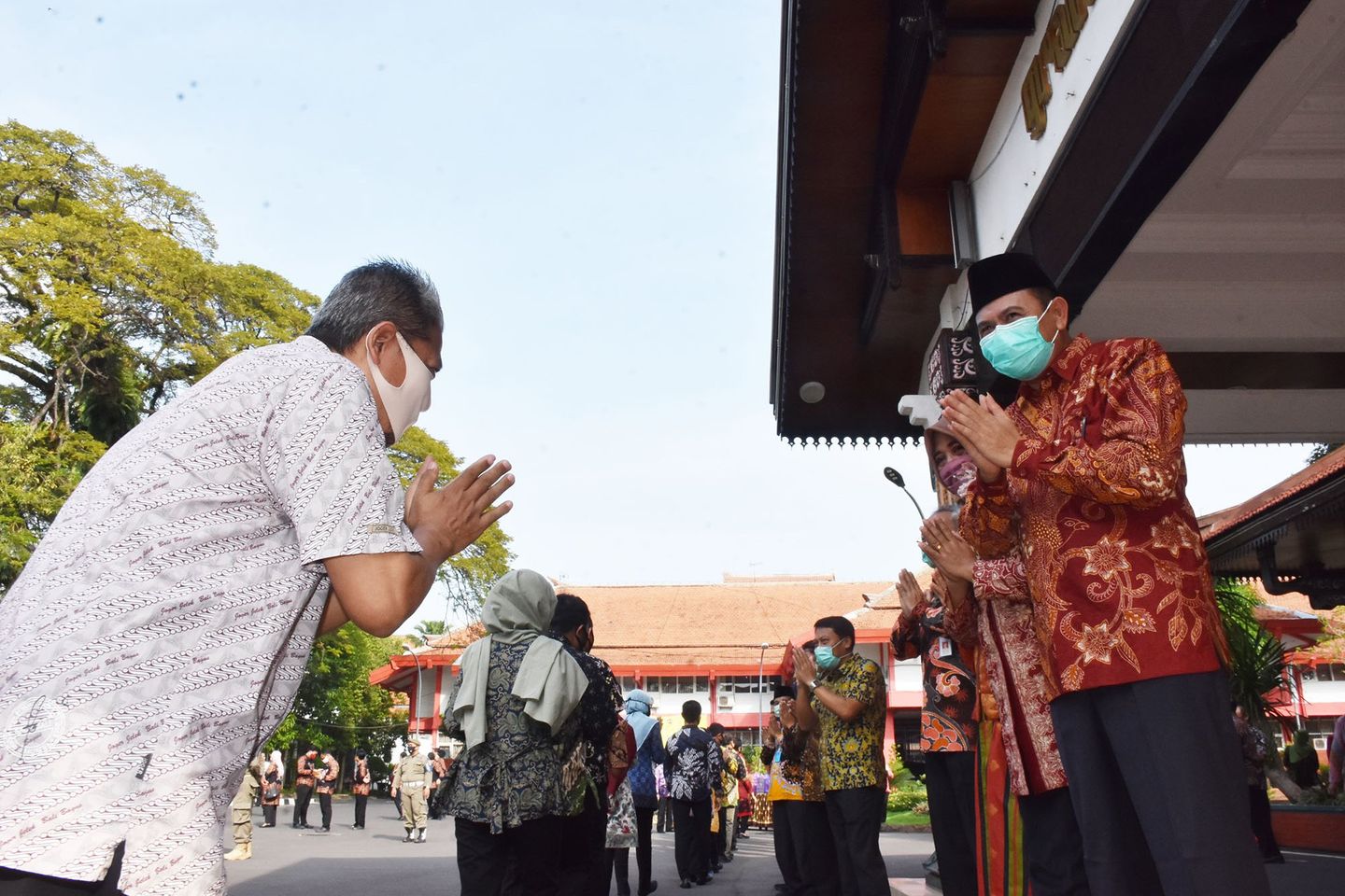 <em>New Normal</em>, Tradisi Salaman Tak Lagi Bersentuhan Tangan